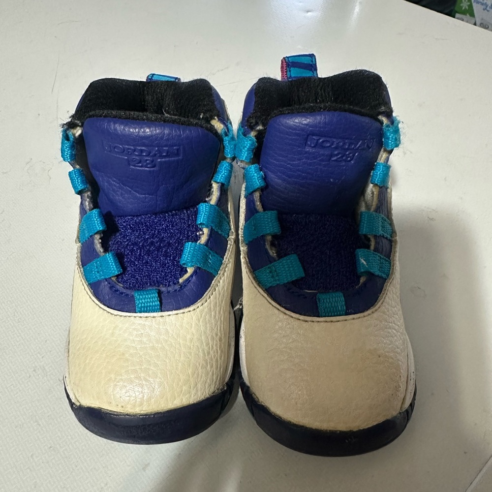 Off white with blue Jordan’s. Size 6c
